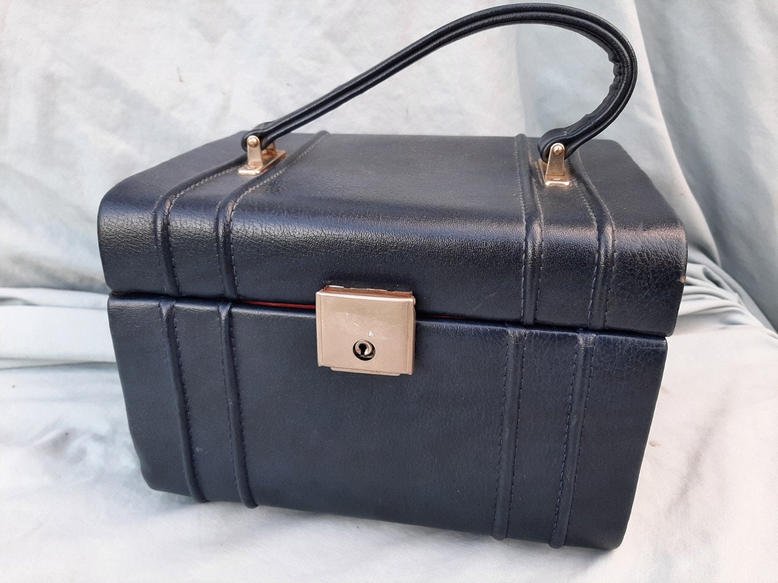 Vintage beautycase/ donkerblauw met rode binnenkant, Ophalen of Verzenden, Gebruikt, Blauw