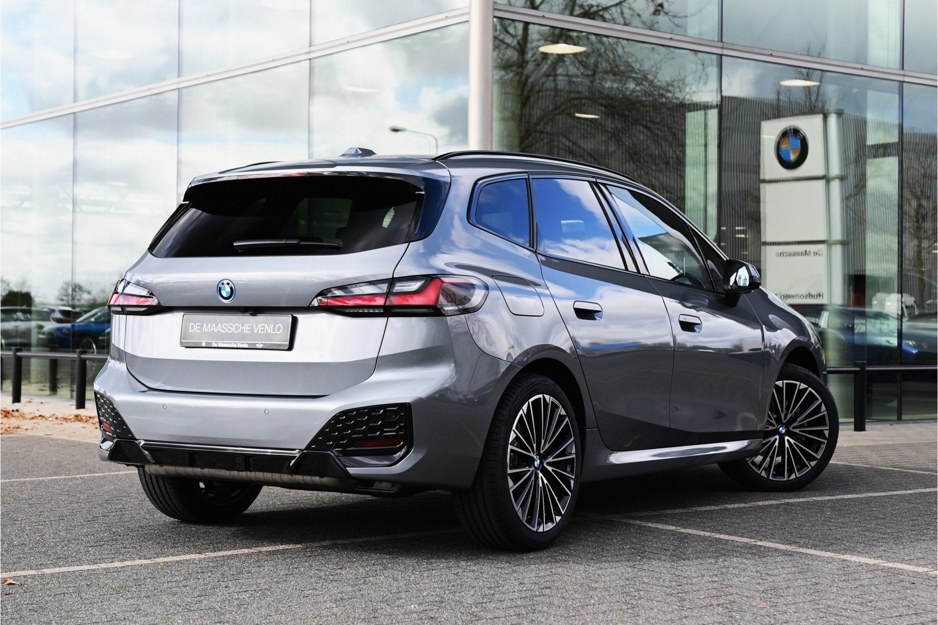BMW 2 Serie Active Tourer 225e xDrive M Sport Automaat / Tre, Automaat, Dealer onderhouden, 1800 kg, Zwart