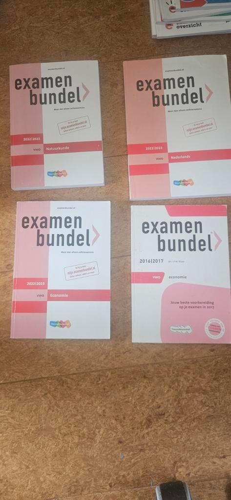 Examenbundels VWO 2022/2023, Ophalen of Verzenden, Gelezen, VWO