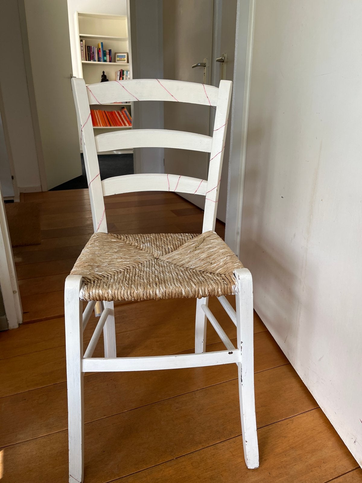 Gratis Witte houten stoel met rieten zitting, Ophalen