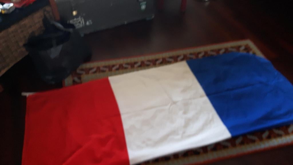 Rood wit blauwe vlag, Ophalen