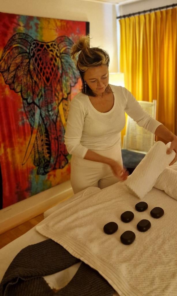 Ontspannende massage, rugpeeling en pakking. Lente actie., Ontspanningsmassage