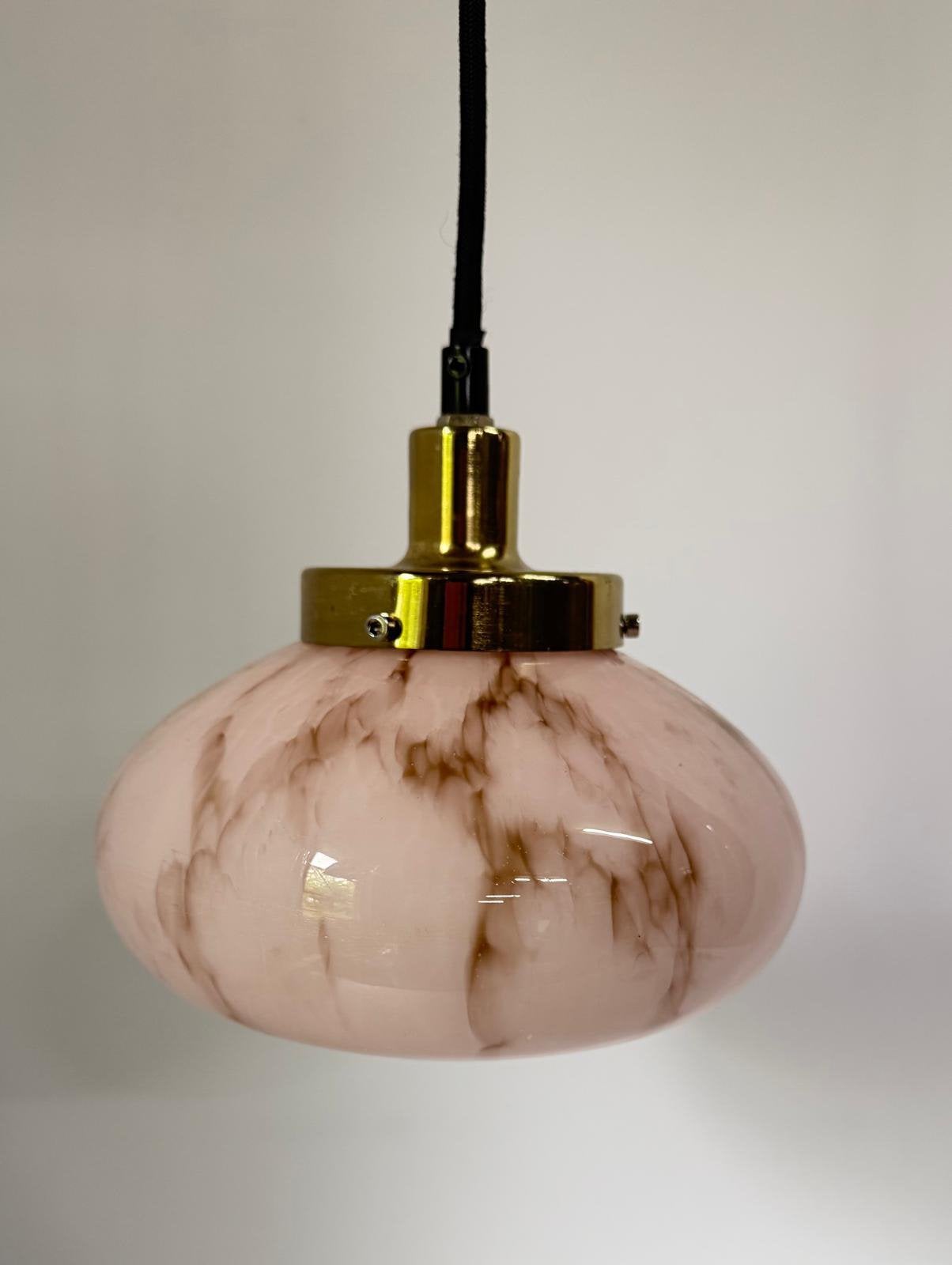 Vintage roze gemarmerde hanglamp glas met gouden houder, Zo goed als nieuw, Glas, Art Deco, E27 (groot)
