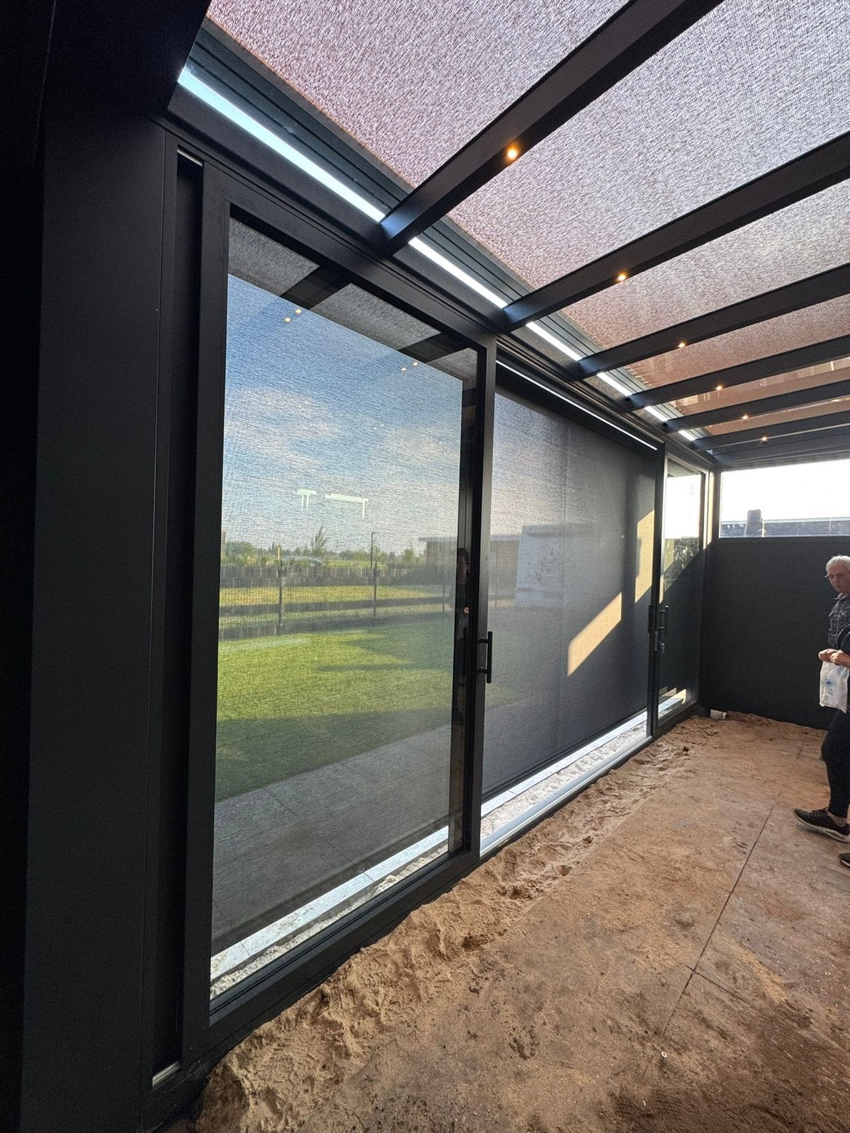 Moderne Veranda met Glazen Schuifwanden en Zonwering