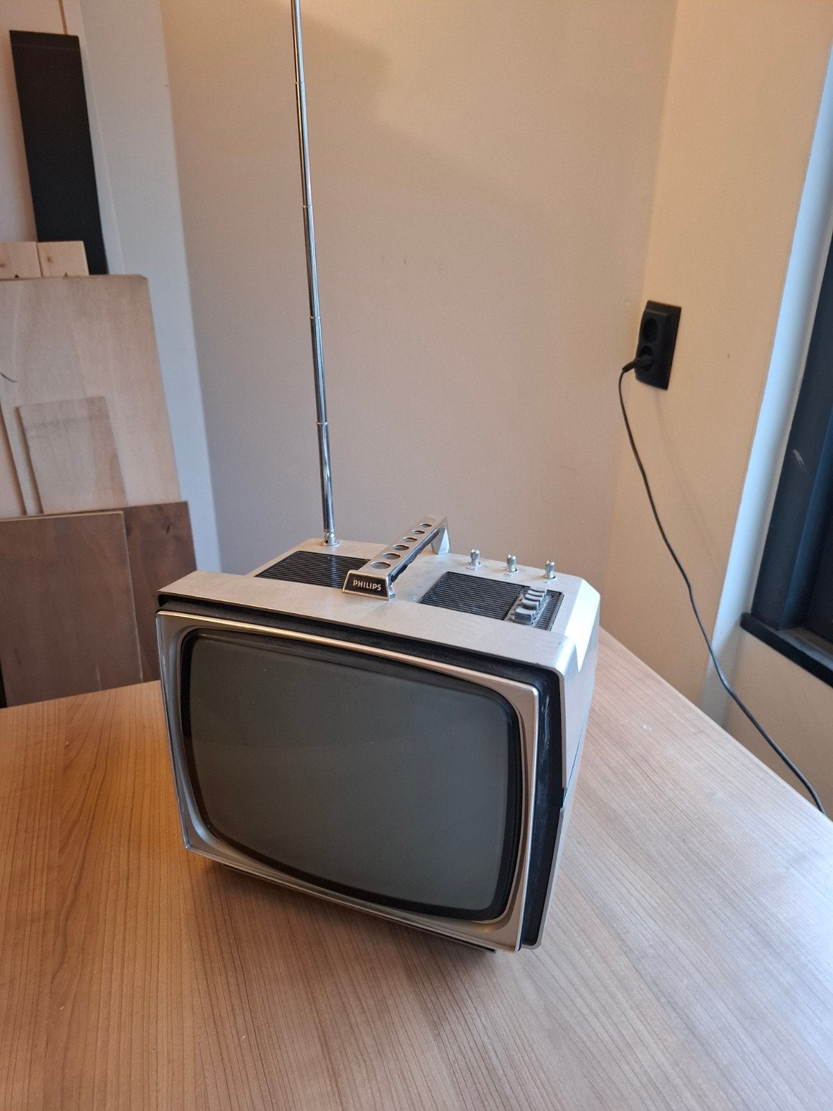 Vintage Philips draagbare zwart-wit televisie, Ophalen