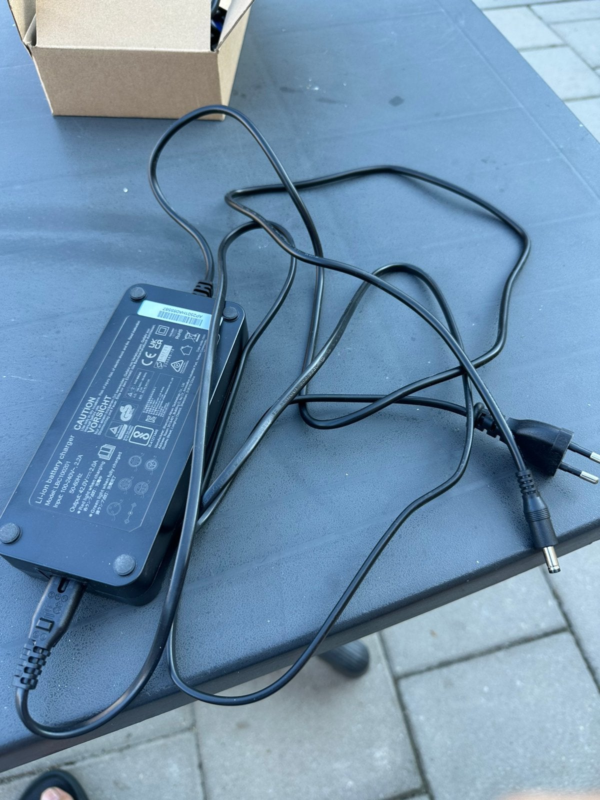 Li-ion battery charger model: LBC 100201 input:100-240V, Ophalen of Verzenden, Zo goed als nieuw