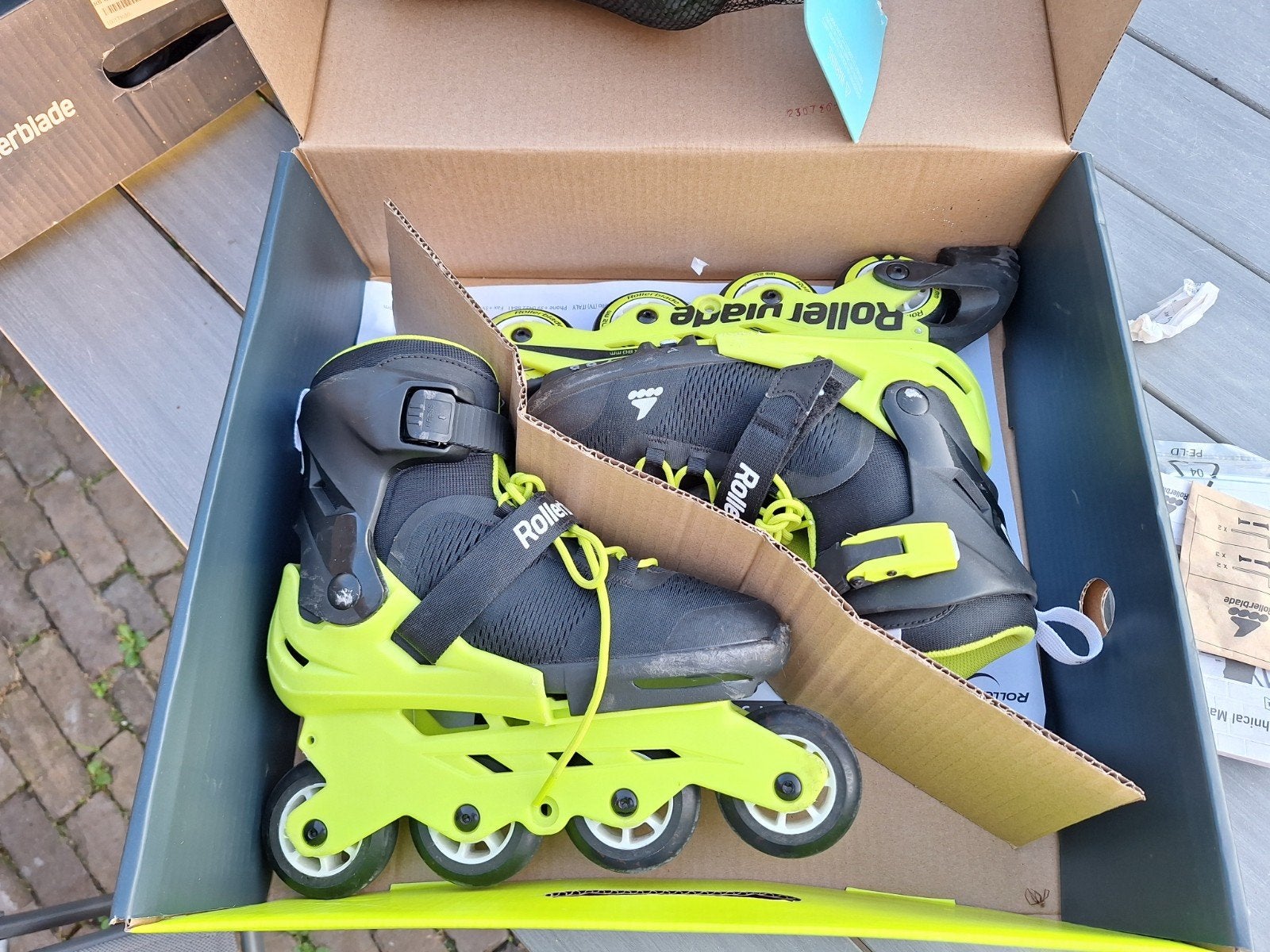 Rollerblade Microblade Inline Skates + Bescherming, Sport en Fitness, Skeelers, Verstelbaar, Kinderen, Zo goed als nieuw, Inline skates 4 wielen