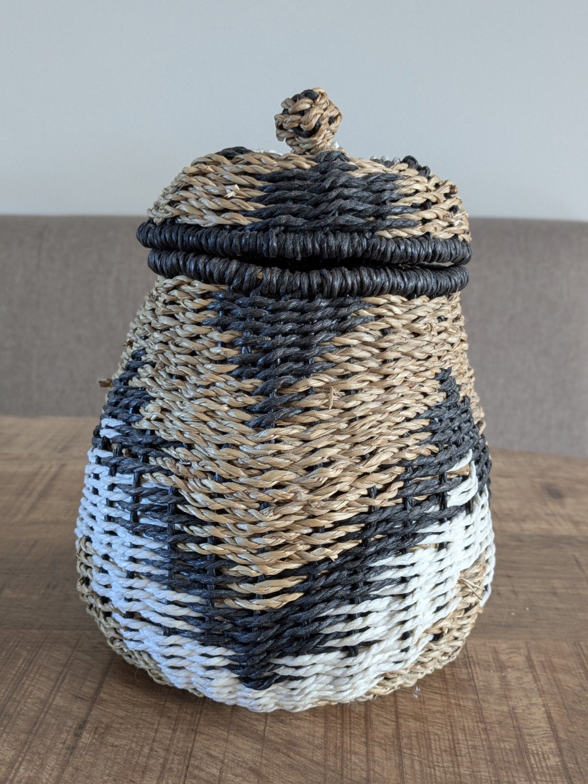 Decoratieve rieten mand met deksel - Zwart, wit, naturel, Mand, Ophalen of Verzenden, Zo goed als nieuw, Riet