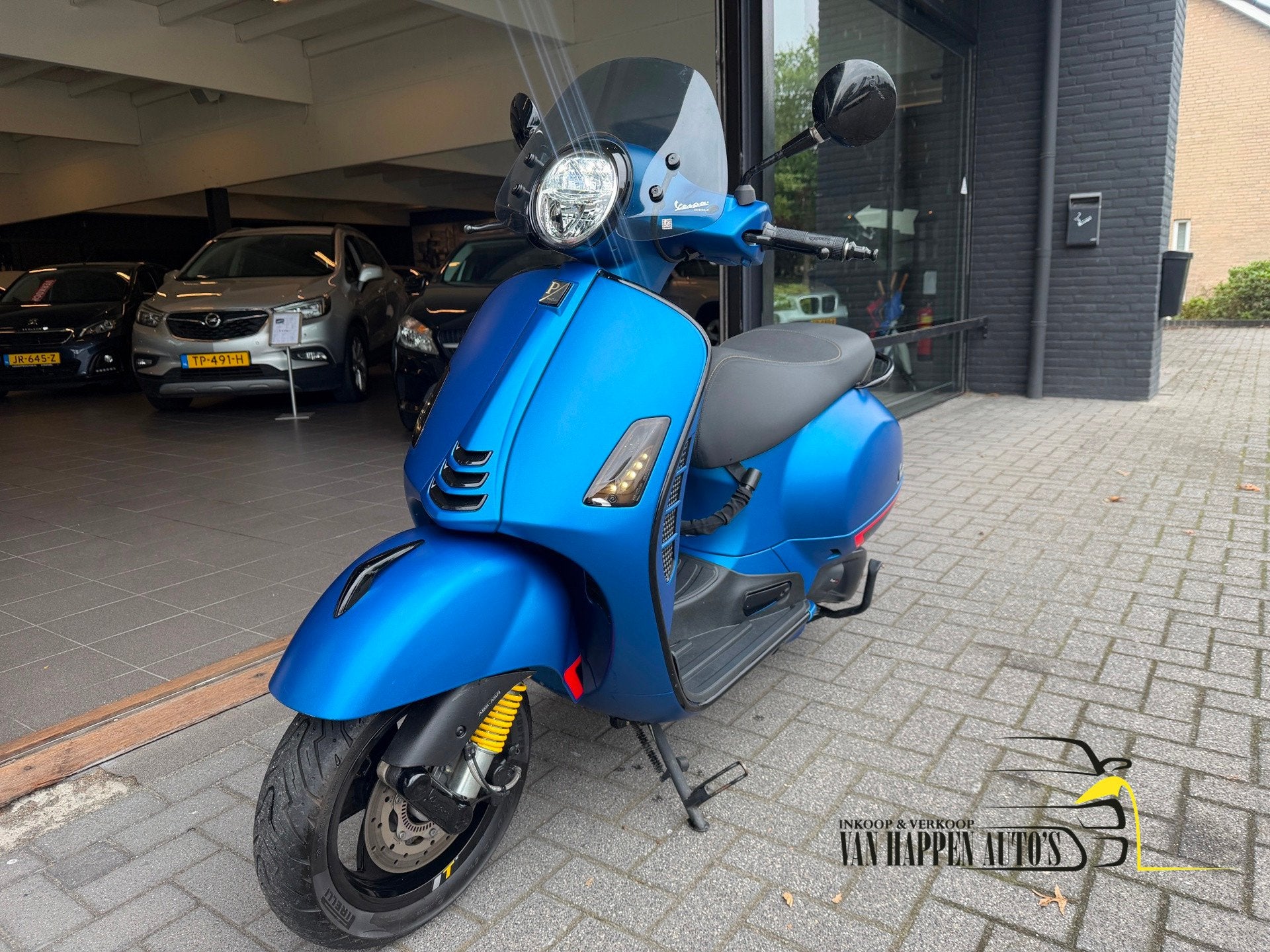 Foto 2 van Vespa Scooter GTS 300 Super Notte ABS