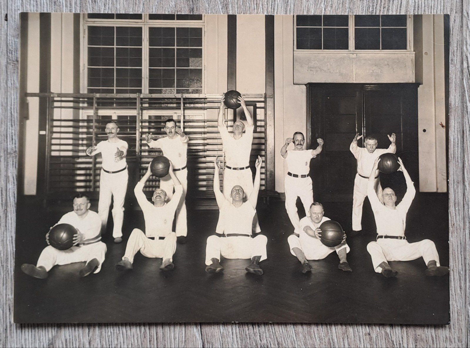 Kabinetfoto 'Gymnastiek voor heren 1928', Verzamelen, Foto's en Prenten, Verzenden, Voor 1940, Zo goed als nieuw