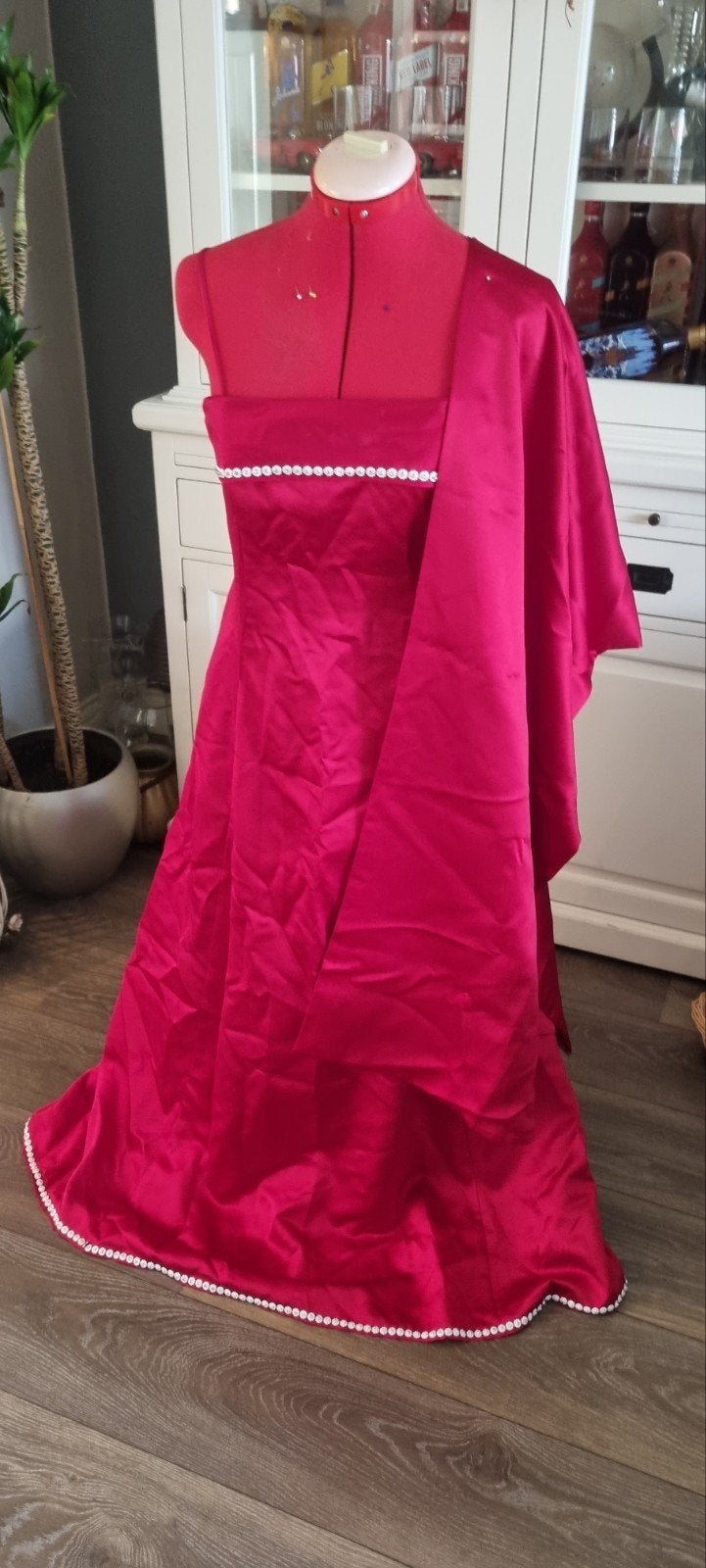 Elegante rode avondjurk met parels, Maat 38/40 (M), Ophalen of Verzenden, Onbekend, Zo goed als nieuw