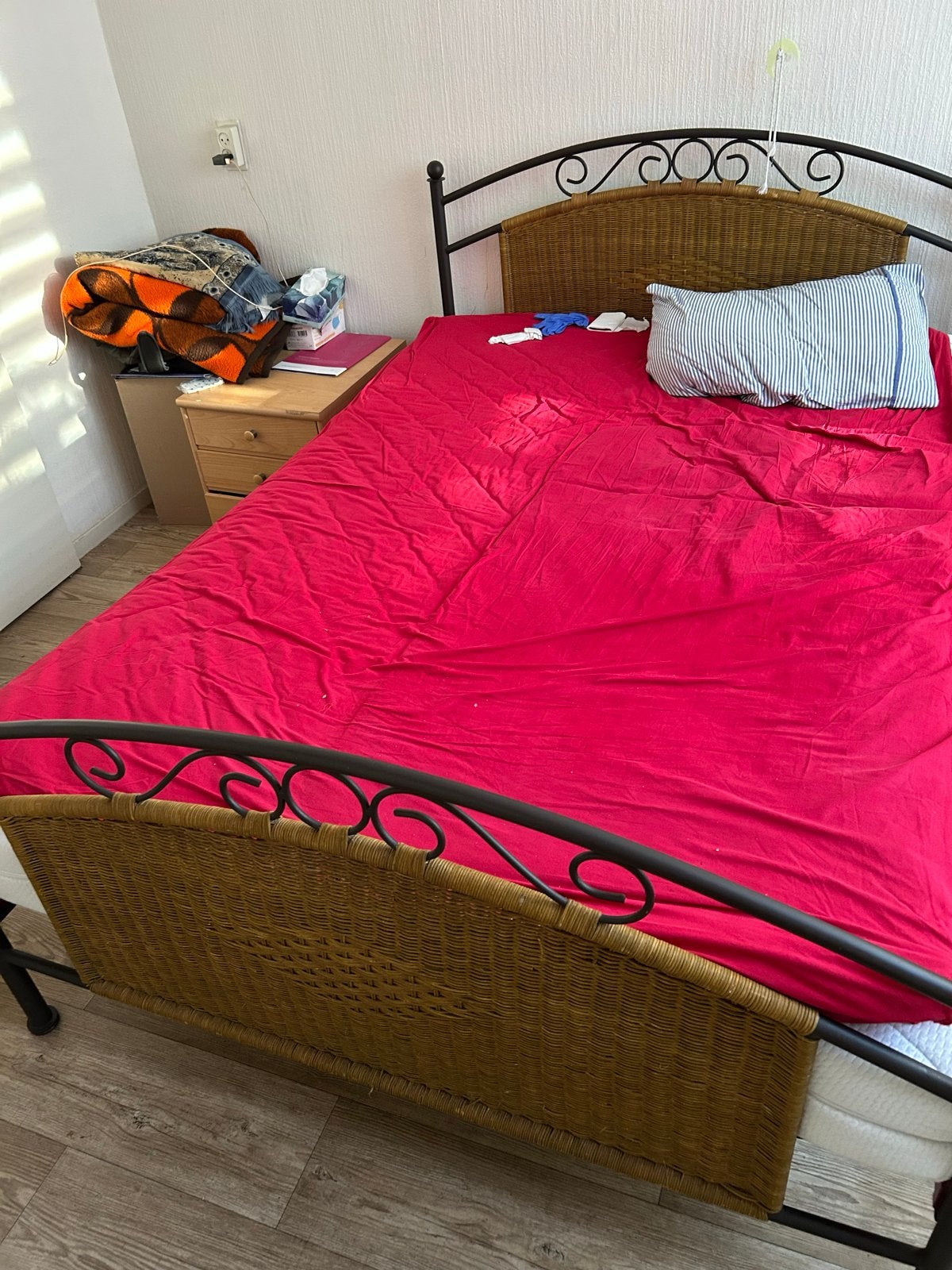 Tweepersoons metalen bed hoofdeinde + matras