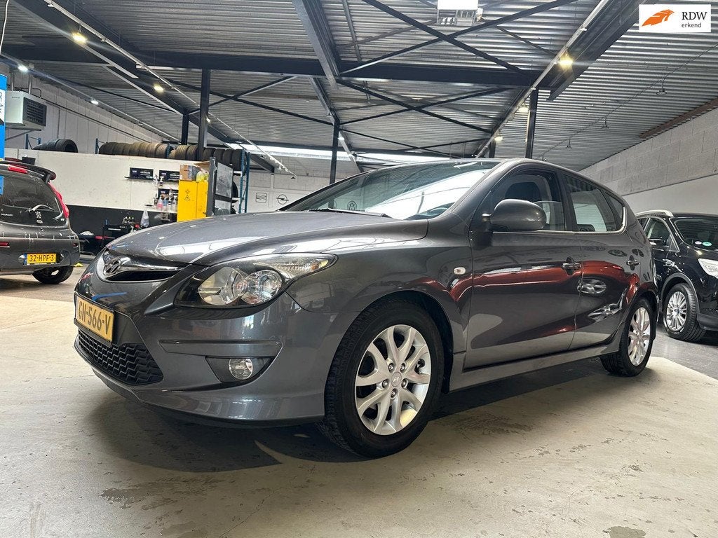 Hyundai I30 1.6i i-Motion/Leder/Dealer onderhouden/Apk nieuw, Auto's, Hyundai, Euro 5, Gebruikt, 1591 cc, I30