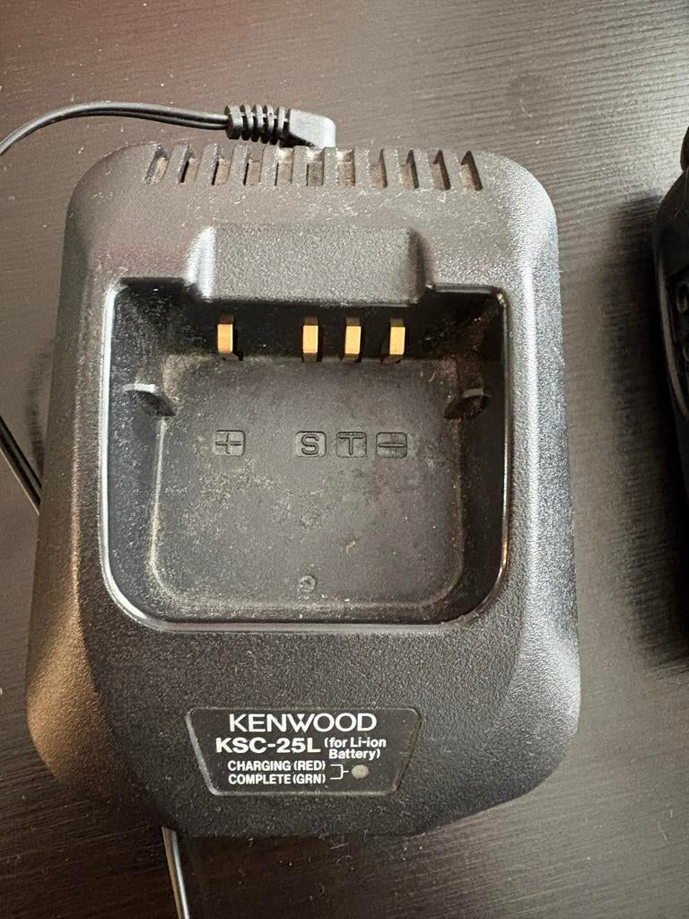 Kenwood Portofoons met Oplader KSC-25L, Gebruikt, Ophalen of Verzenden, Portofoon of Walkie-talkie, Met broekklem