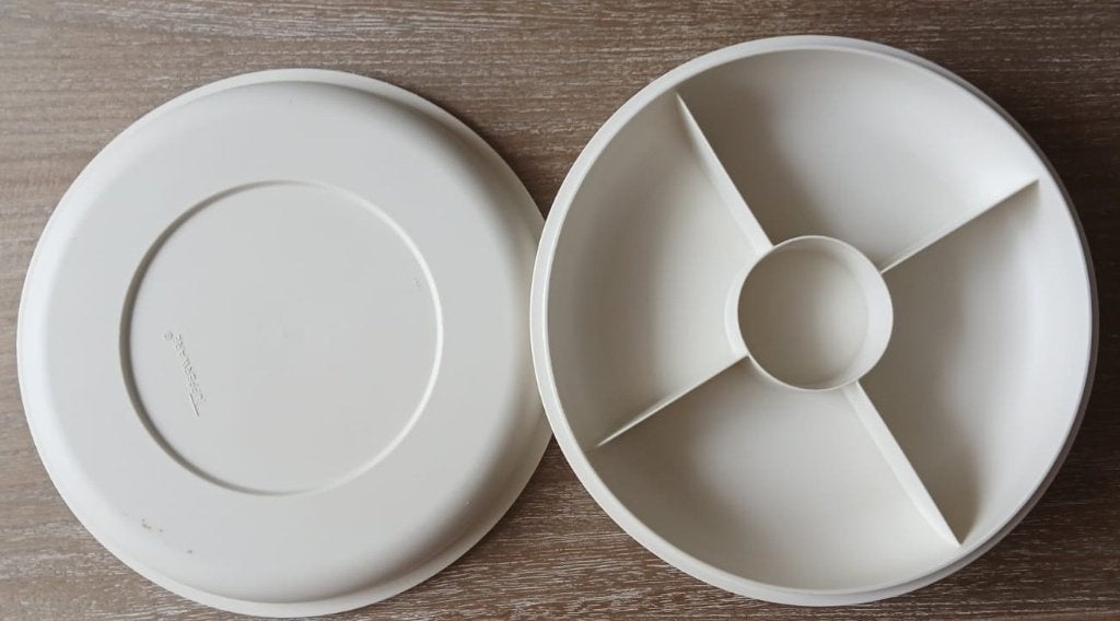 Vintage Tupperware verdeelde snackschaal met deksel, Huis en Inrichting, Keuken | Tupperware, Schaal, Ophalen of Verzenden, Zo goed als nieuw