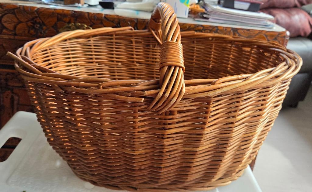 Mooie, grote rieten mand met een stevig handvat, 47-37,5 cm, Gebruikt, Mand, Ophalen of Verzenden, Riet