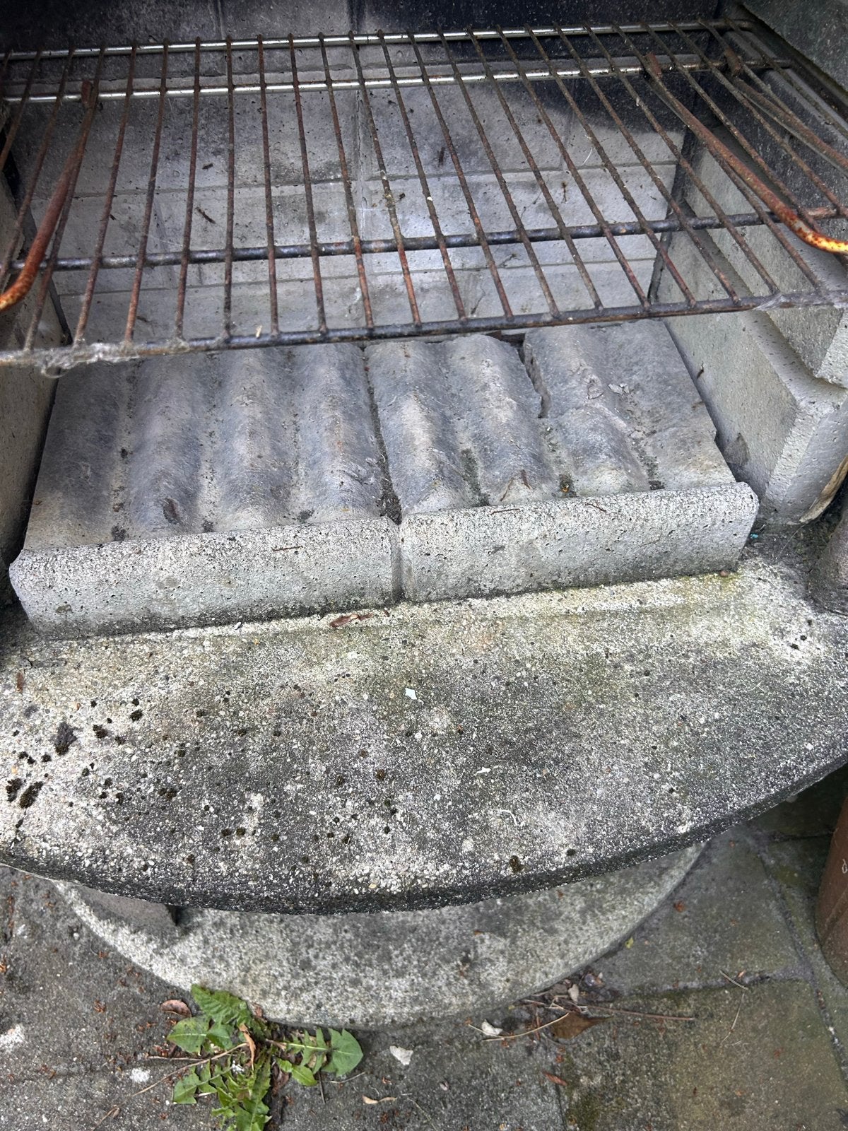 Betonnen buitenbarbecue met grillrooster, Ophalen, Gebruikt, Met accessoires