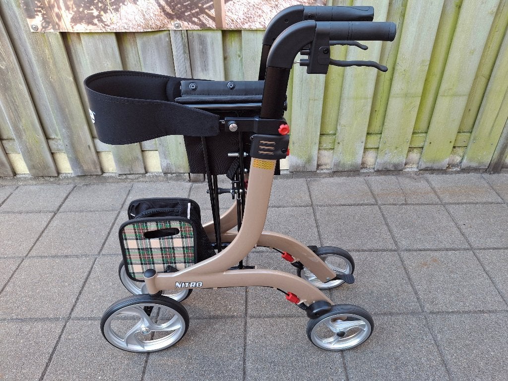 Rollator Nitro maat M, kleur champagne, z.g.a.n., Diversen, Rollators, Ophalen, Lichtgewicht, Zo goed als nieuw