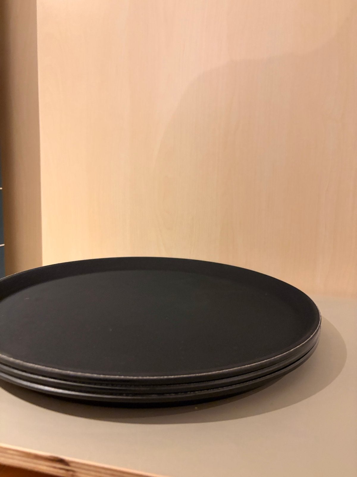 Set van 3 zwarte ronde dienbladen, Ophalen, Kunststof, Gebruikt, Met opstaande rand
