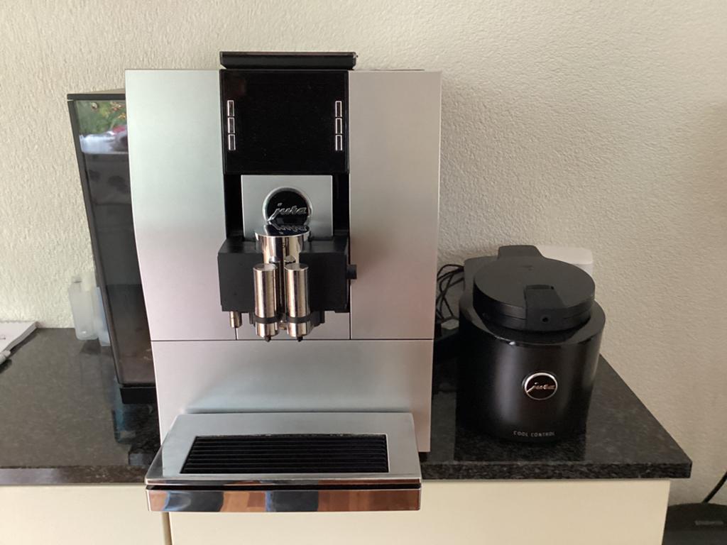 Jura Z6 met melkkoeler - Zo goed als nieuw, Witgoed en Apparatuur, Koffiezetapparaten, Ophalen, Afneembaar waterreservoir, 10 kopjes of meer
