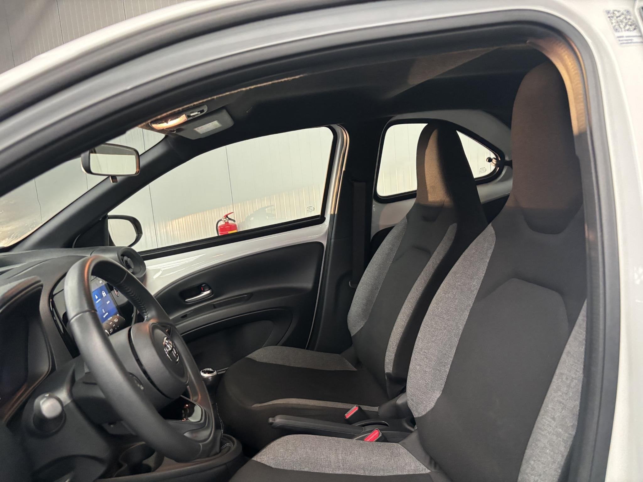 Toyota Aygo X 1.0 VVT-i MT Play APPLE CARPLAY/ANDROID AUTO,, Auto's, Stof, Gebruikt, 920 kg, 4 stoelen