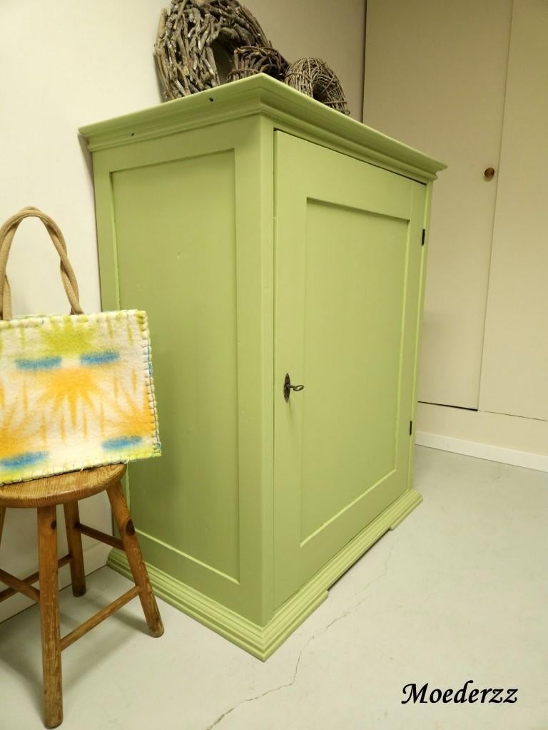 Landelijke kast in een frisgroene kleur, Antiek en Kunst, Curiosa en Brocante, Ophalen