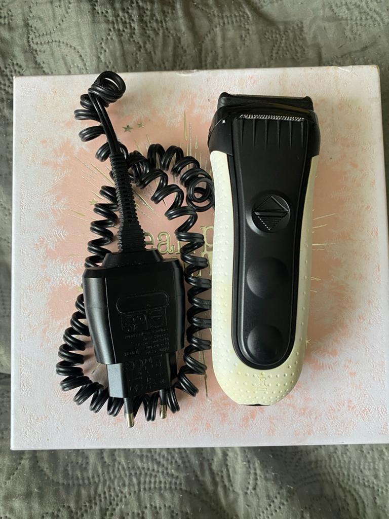 Braun Series 3 Elektrisch Scheerapparaat met Oplader, Ophalen of Verzenden, Gebruikt