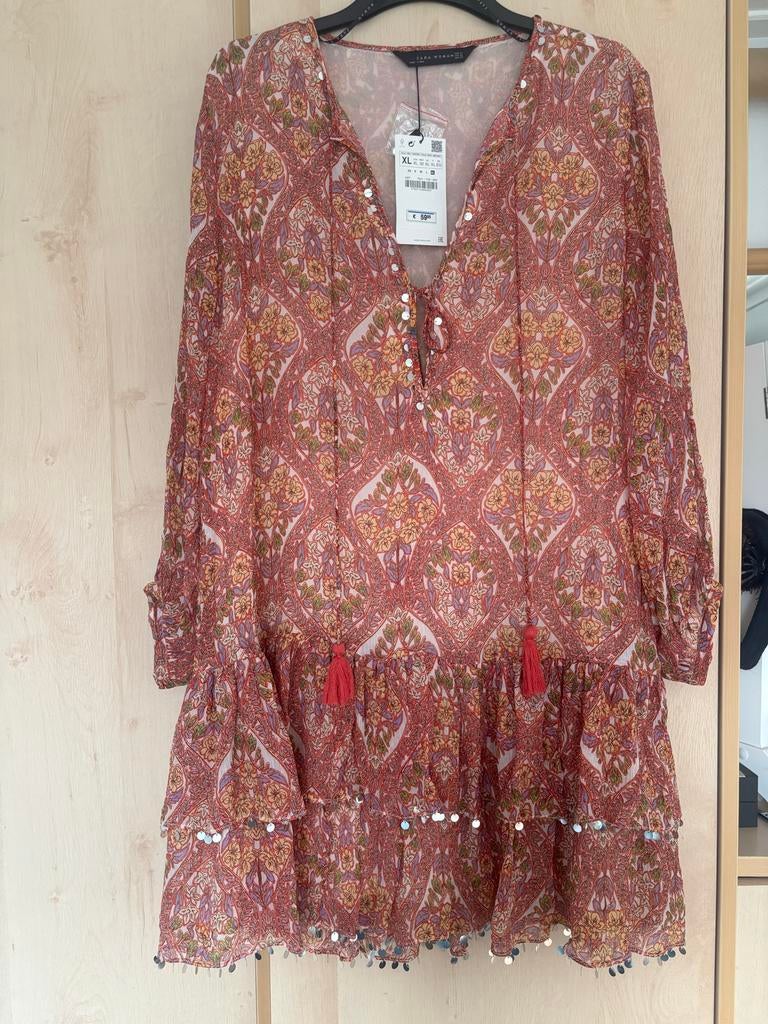 Zara Boho Jurk met Bloemen, Pailletten & Kwastjes mt XL, Kleding | Dames, Grote Maten, Ophalen of Verzenden, Nieuw, Rood, Jurk
