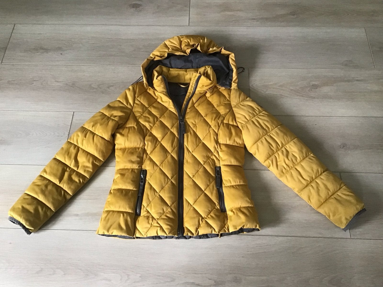 Gele gewatteerde jas met capuchon - Maat 38/40 (M), Ophalen of Verzenden, Zo goed als nieuw, Maat 38/40 (M), Geel