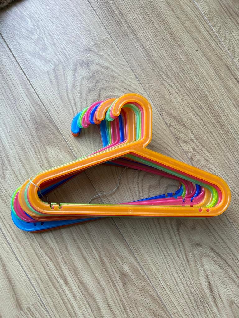 16 gekleurde kledinghangers voor kinderkleding, Ophalen of Verzenden, Zo goed als nieuw, Kunststof, Kinderen