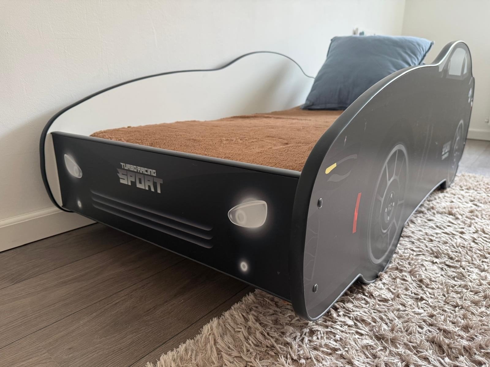 Autobed 140x70 cm met matrasje - Zo goed als nieuw, Kinderen en Baby's, Kinderkamer | Bedden, Ophalen, 70 tot 85 cm, 140 tot 160 cm