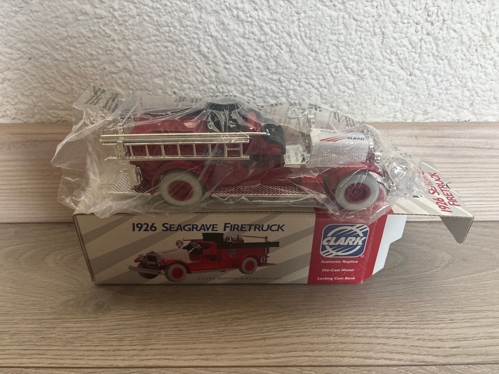 Ertl 1926 Seagrave Fire Truck spaarpot Clark Refining, Ophalen of Verzenden, Nieuw