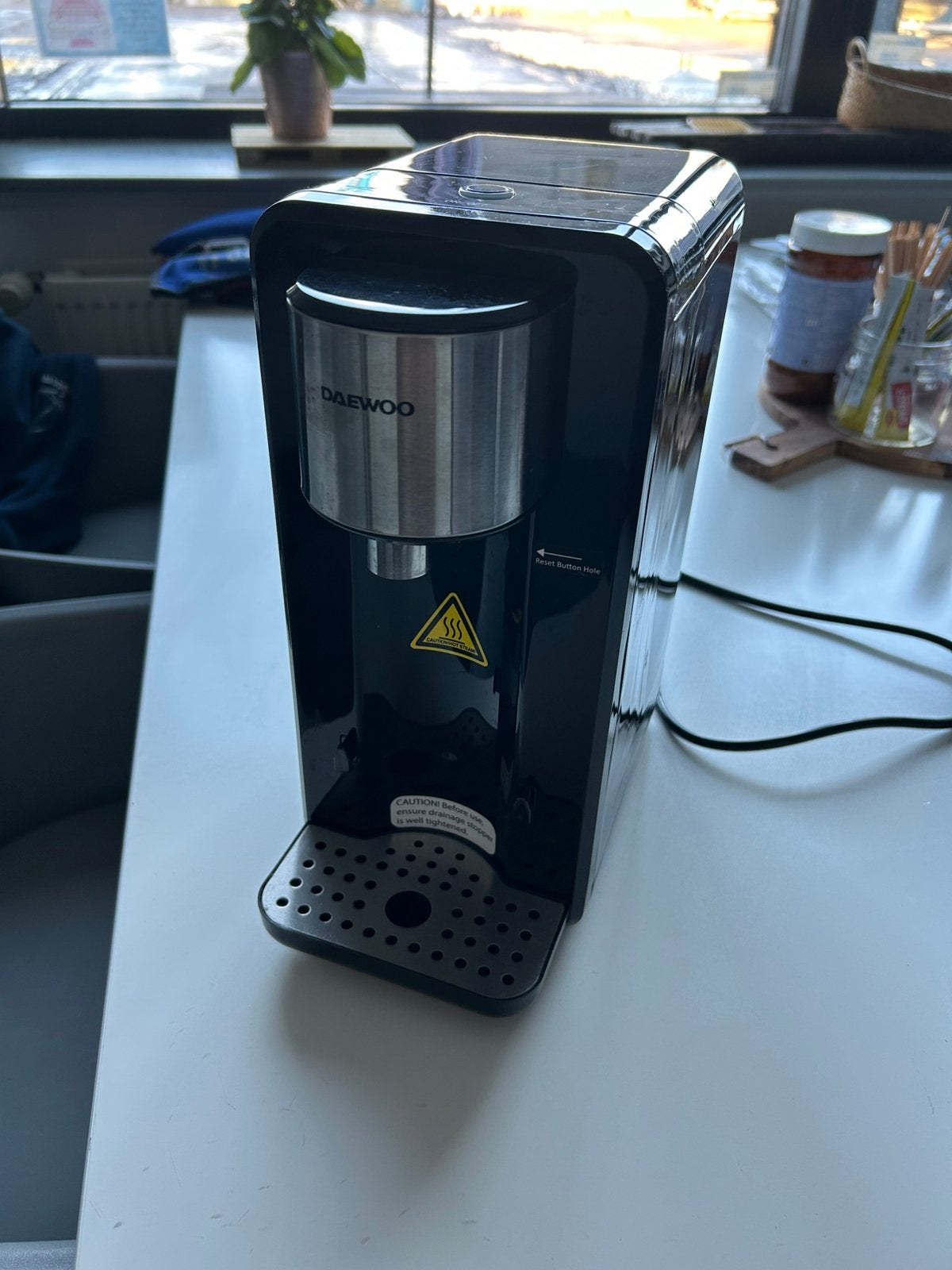 Daewoo instant water cooker, 1 tot 2 liter, Ophalen of Verzenden, Zo goed als nieuw, Rvs