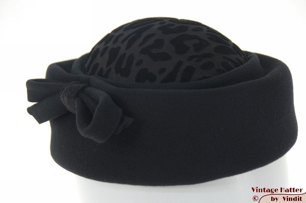 Pillbox Cocktail hoedje zwart vilt pantermotief 57-58 nieuw, Kleding | Dames, Hoeden en Petten, Ophalen of Verzenden, Nieuw, 58 cm (L, 7¼ inch) of meer
