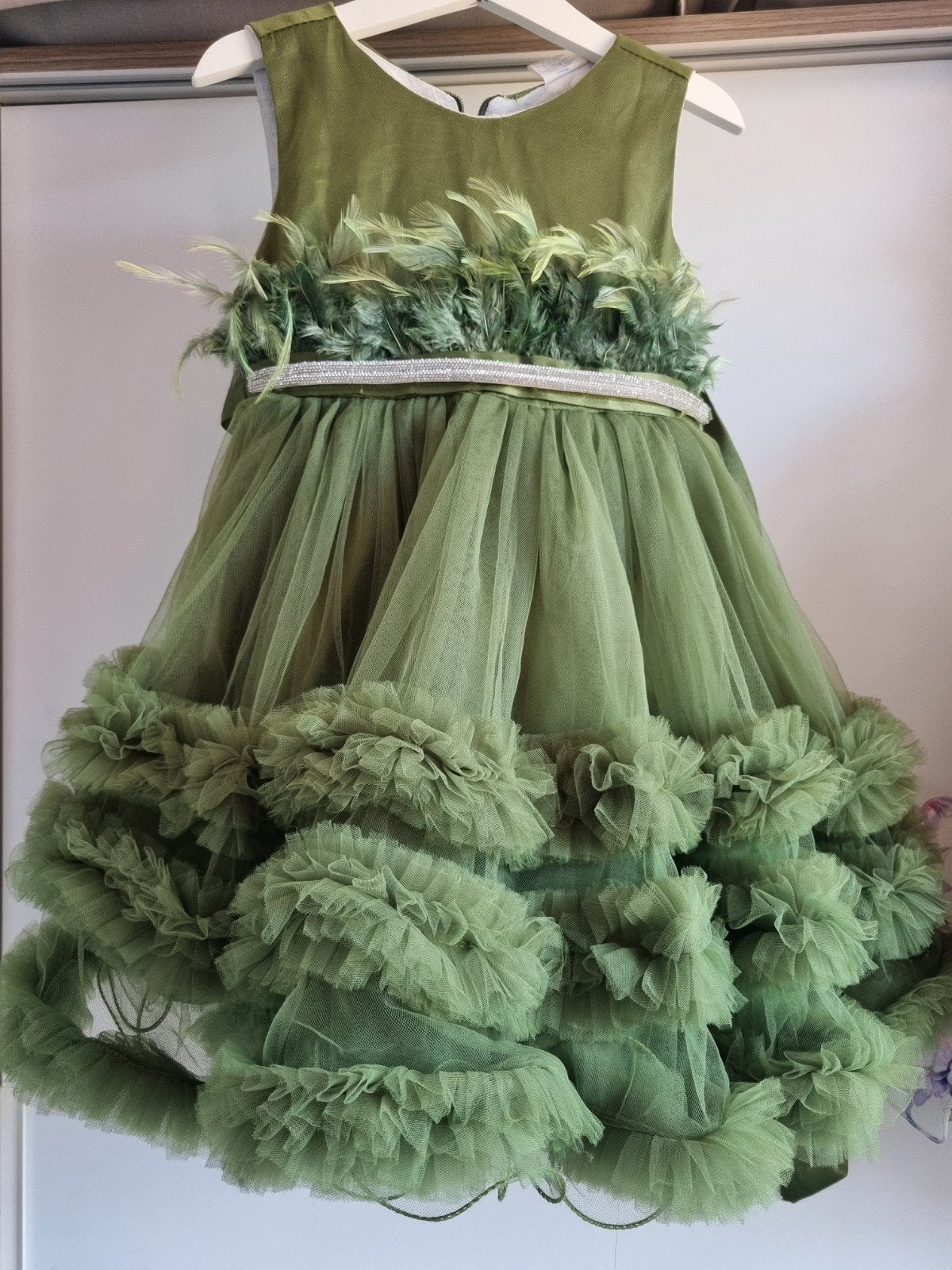 Prachtige Groene Tule Jurk met Veren en Strass, Ophalen of Verzenden, Zo goed als nieuw, Onbekend, Meisje