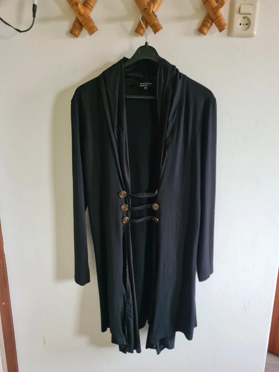 DONNA DUE - Zwart lang vest met knopen maat XL, Zwart, Maat 46/48 (XL) of groter, Ophalen of Verzenden, Gedragen
