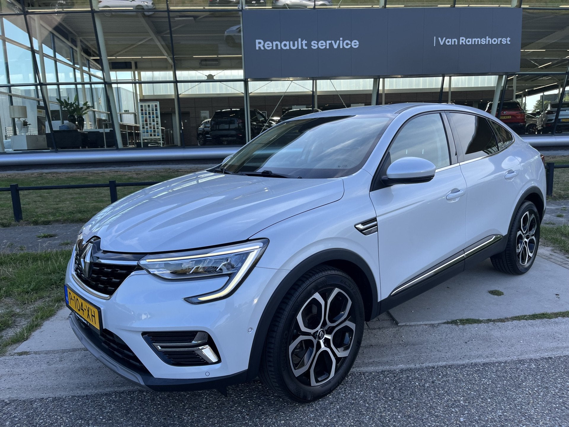 Renault Arkana 1.6 E-Tech Hybrid 145 PK Intens / Camera / Do, Auto's, Gebruikt, 4 cilinders, Origineel Nederlands, 760 kg