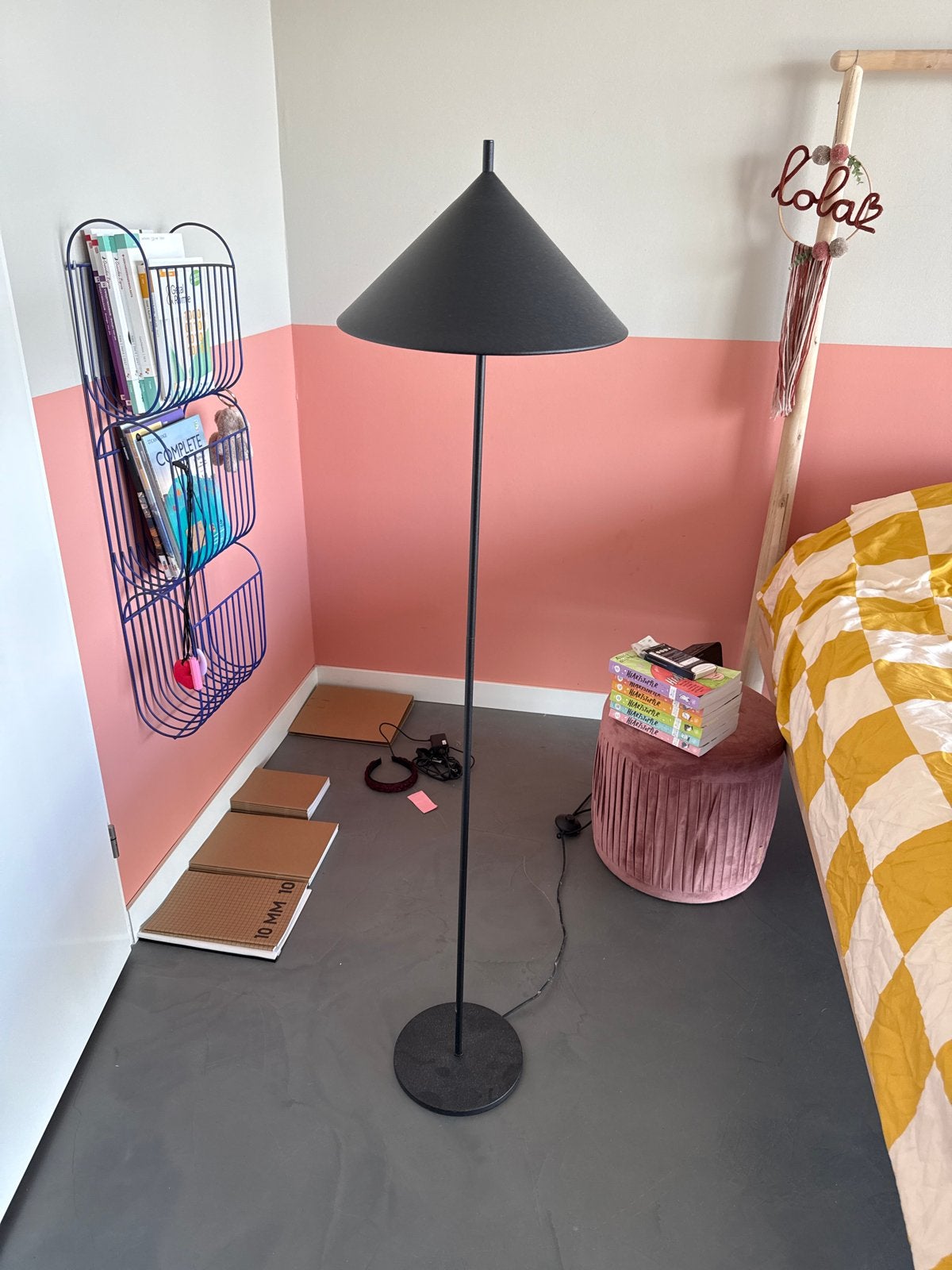Hkliving zwarte vloerlamp met conische kap, Huis en Inrichting, Lampen | Vloerlampen, Ophalen, Gebruikt, E27 (groot), Metaal