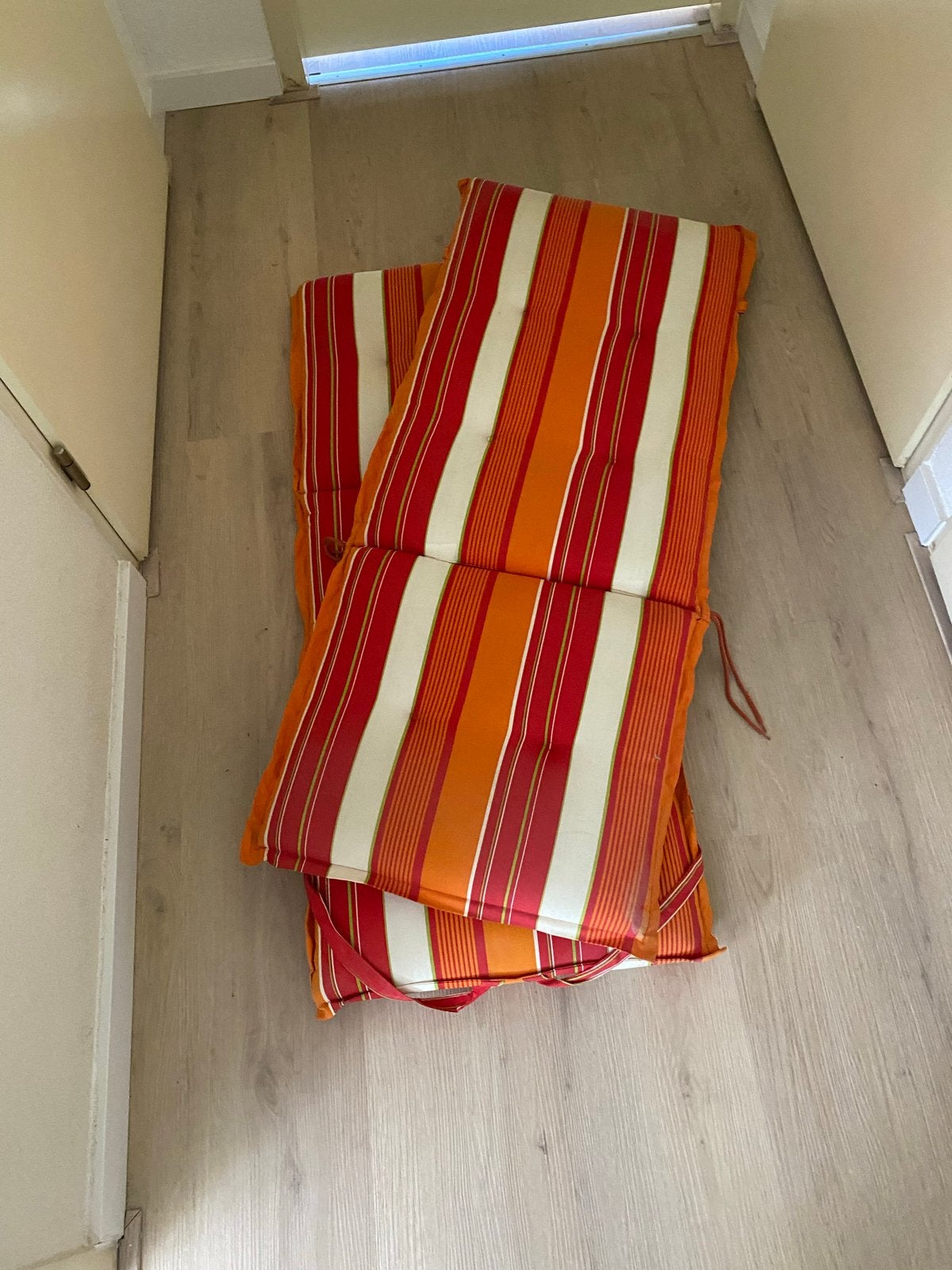 2 gestreepte tuinkussens rood/oranje/wit, Tuin en Terras, Tuinmeubel-accessoires, Ophalen, Gebruikt