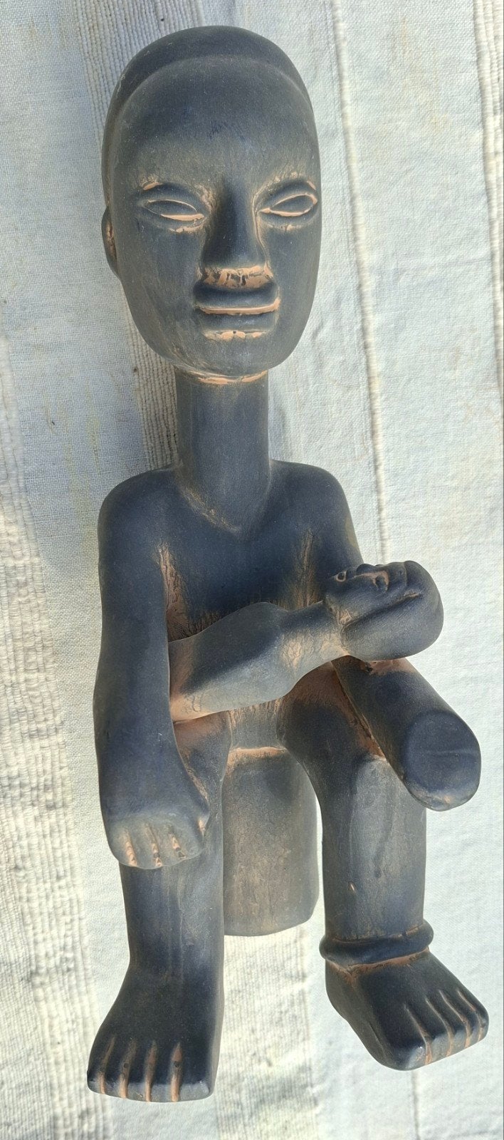 Afrikaans beeld van zittende figuur met kind, Ophalen of Verzenden, Handgemaakt, 20 - 50 cm, Steen of Keramiek