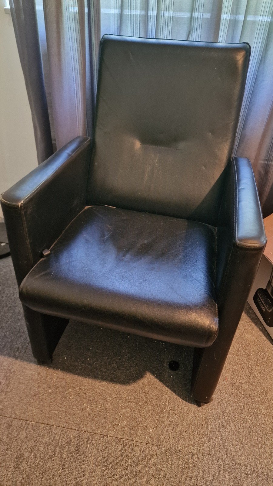 4x gratis zwarte nette  stoelen (echt leer) — Snel weg, Ophalen, Overige materialen, Gebruikt, Minder dan 75 cm