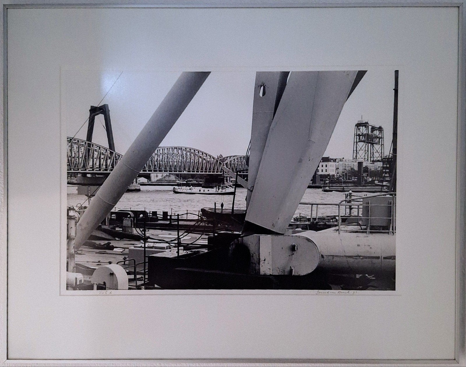 Zwart-wit foto van brug en havengezicht, ingelijst., Antiek en Kunst, Ophalen of Verzenden, Foto, Fotografie, Achter glas