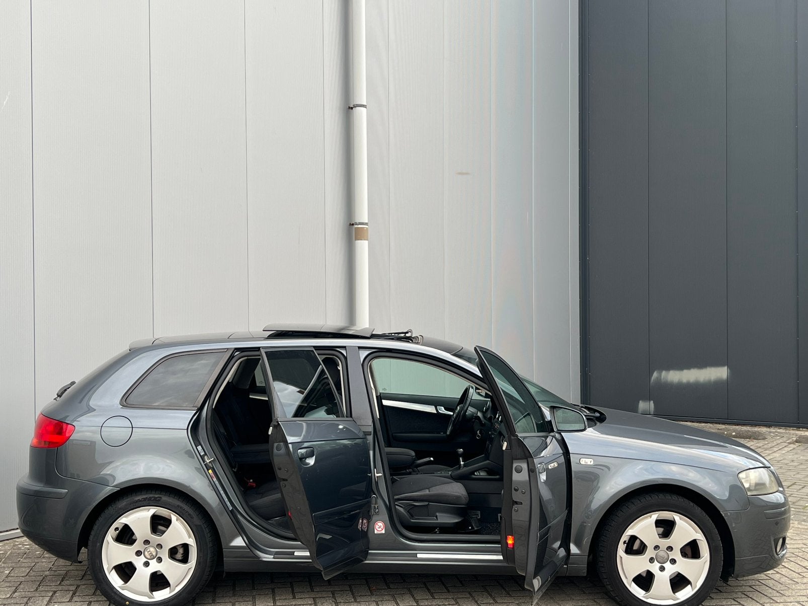 Luxe Audi A3 1.6 Sportback 102PK Grijs/PanoramaDak/NieuweAPK, Dealer onderhouden, Stof, 4 cilinders, Handgeschakeld