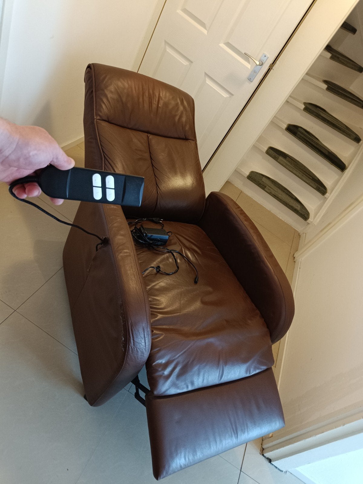Elektrische relaxfauteuil op accu - Bruin leder (Snoerloos), Ophalen, Gebruikt, 75 tot 100 cm, 50 tot 75 cm
