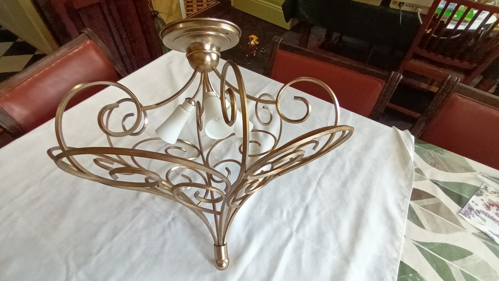 Goudkleurig metalen plafondlamp met krullen, Ophalen, Gebruikt, 50 tot 100 cm, Minder dan 100 cm