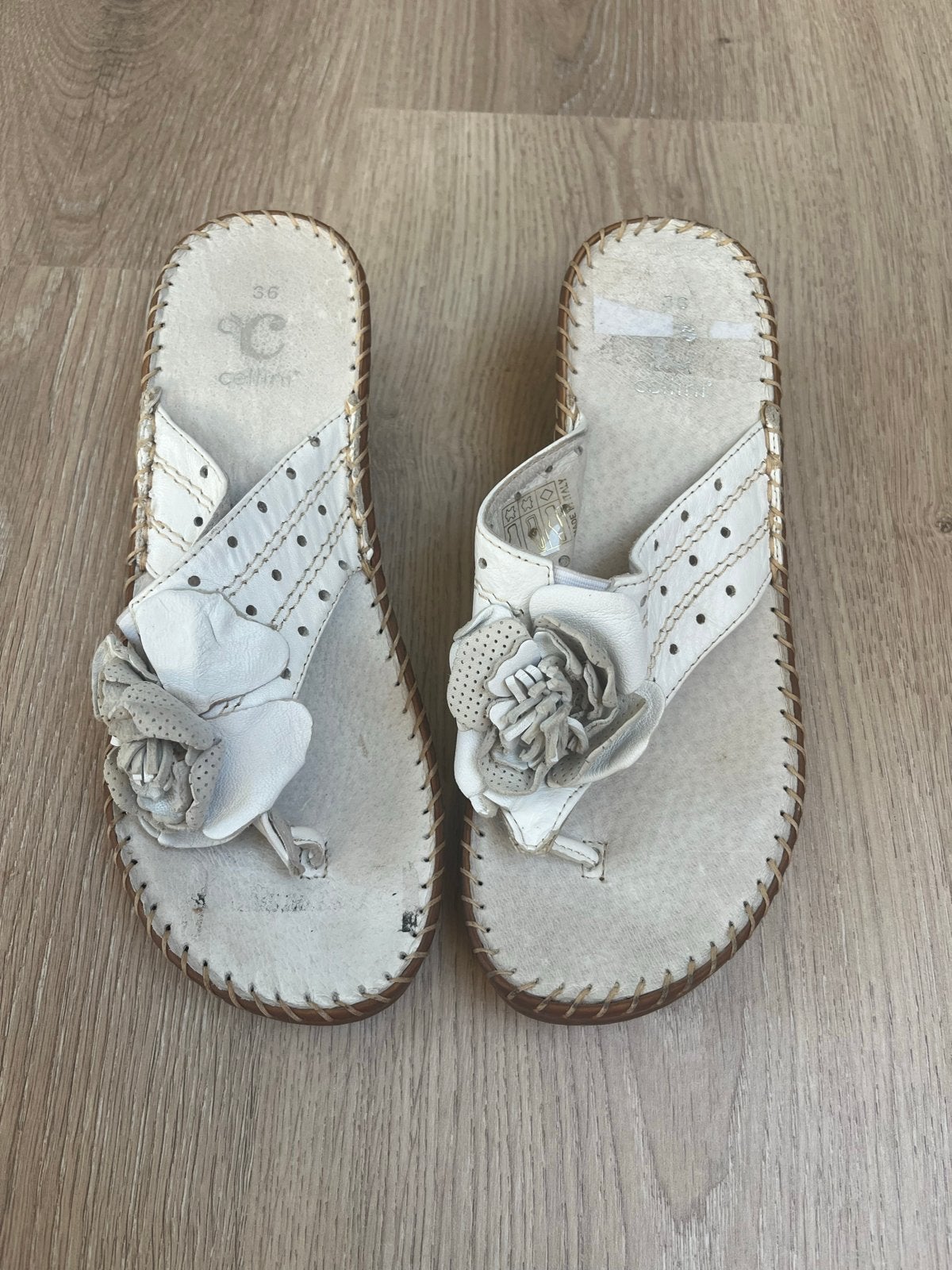 1 x gedragen. Witte Cellini Slippers met Bloemen - Maat 36, Ophalen of Verzenden, Zo goed als nieuw, Wit, Slippers