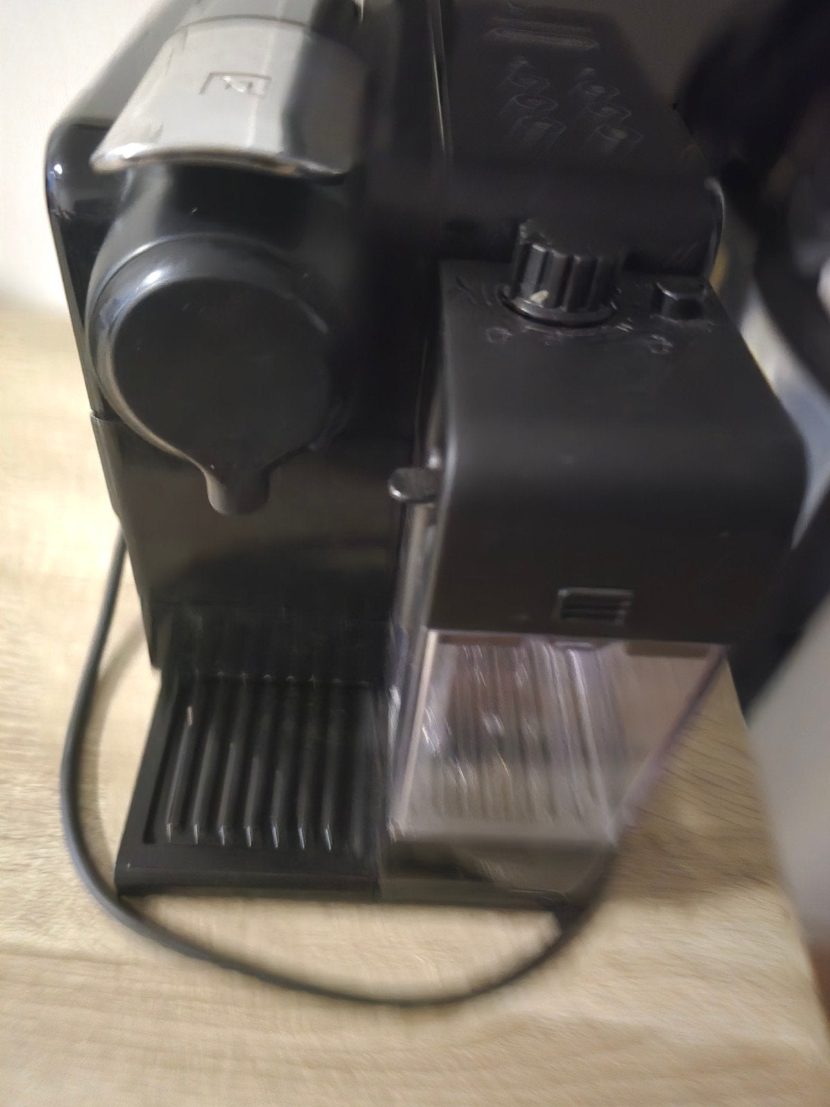 Nespresso De'Longhi Koffiezetapparaat - Werkt goed!, Witgoed en Apparatuur, Gebruikt, Koffiemachine, Ophalen of Verzenden, Koffiepads en cups