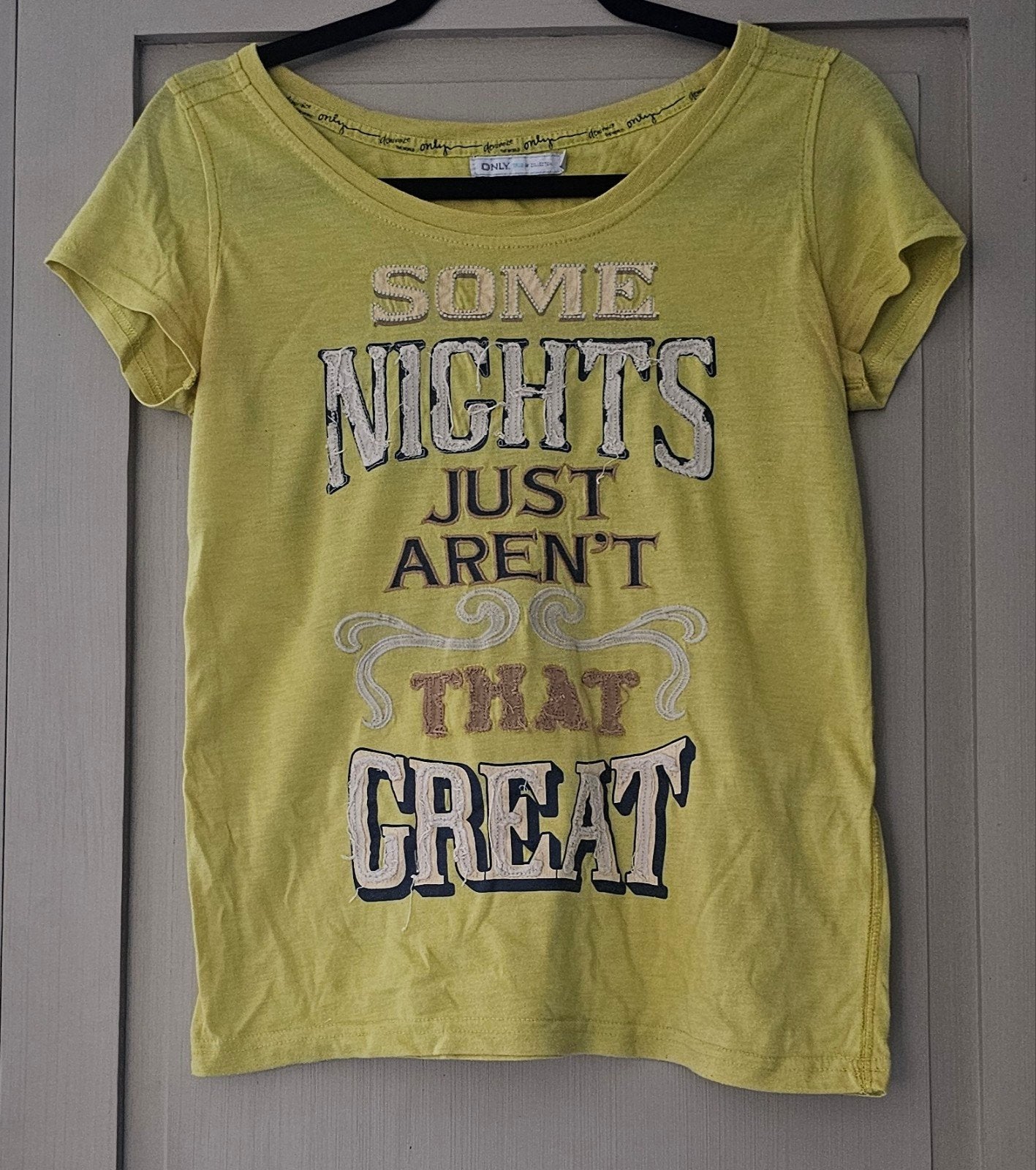 ONLY T-shirt maat S met tekstprint, Kleding | Dames, Geel, Ophalen of Verzenden, ONLY, Korte mouw
