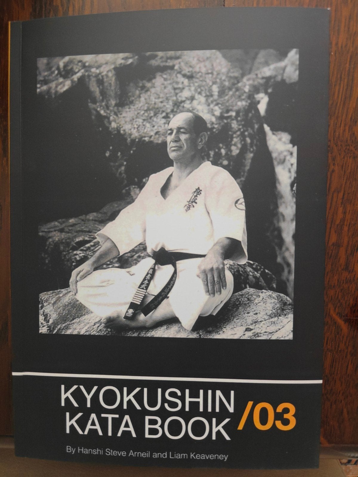 Kyokushin Kata Boek - 3e Editie - Hanshi Steve Arneil, Ophalen of Verzenden, Nieuw, Hanshi Steve Arneil en Liam Keaveney, Vechtsport