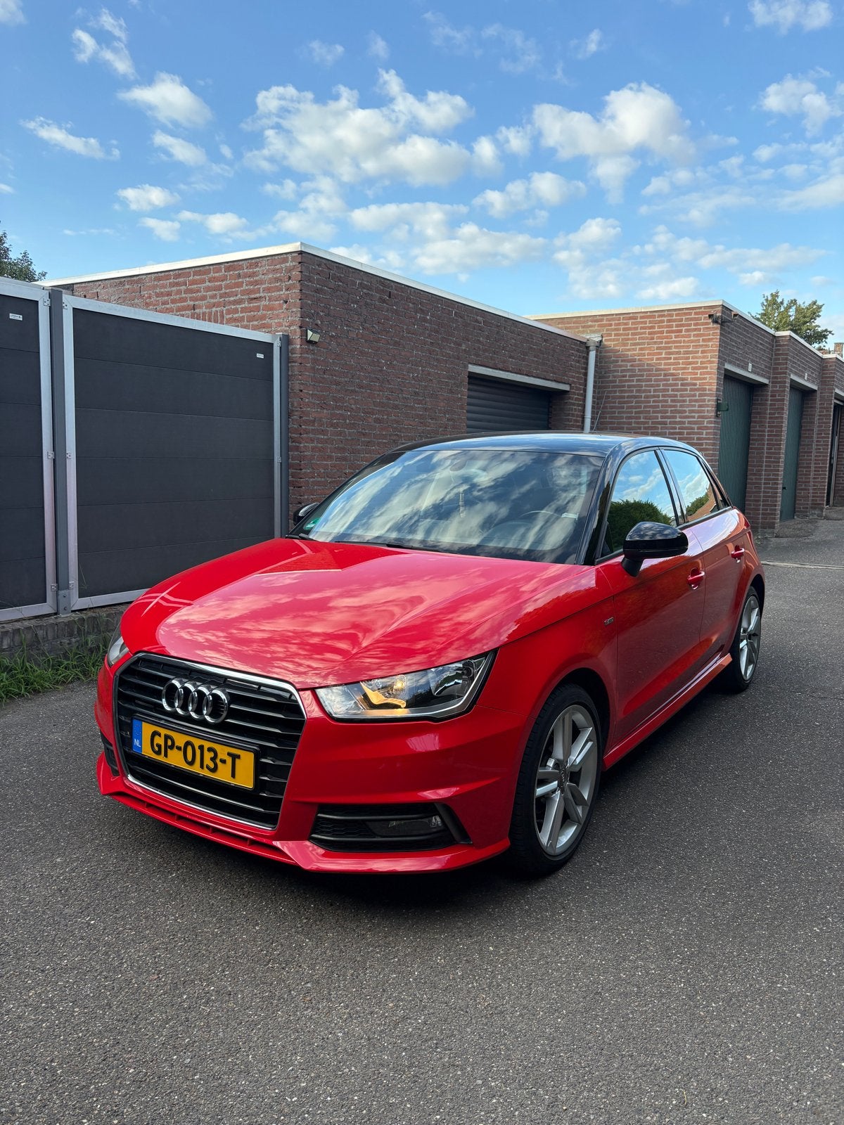 Audi A1 1.0 Tfsi 70KW Sportback 2015 Rood, Auto's, Audi, Voorwielaandrijving, Stof, Zwart, 95 pk